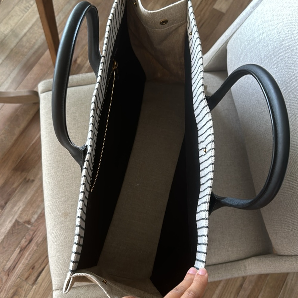 Like new worn a few times. No box or dust bag. Normal wear and tear on the sides - Picture 6 of 7